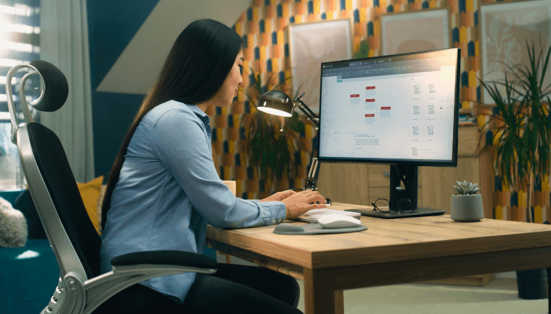 ¿Cómo diseñar la arquitectura de un sitio web? mujer en un ordenador diseñando una arquitectura web