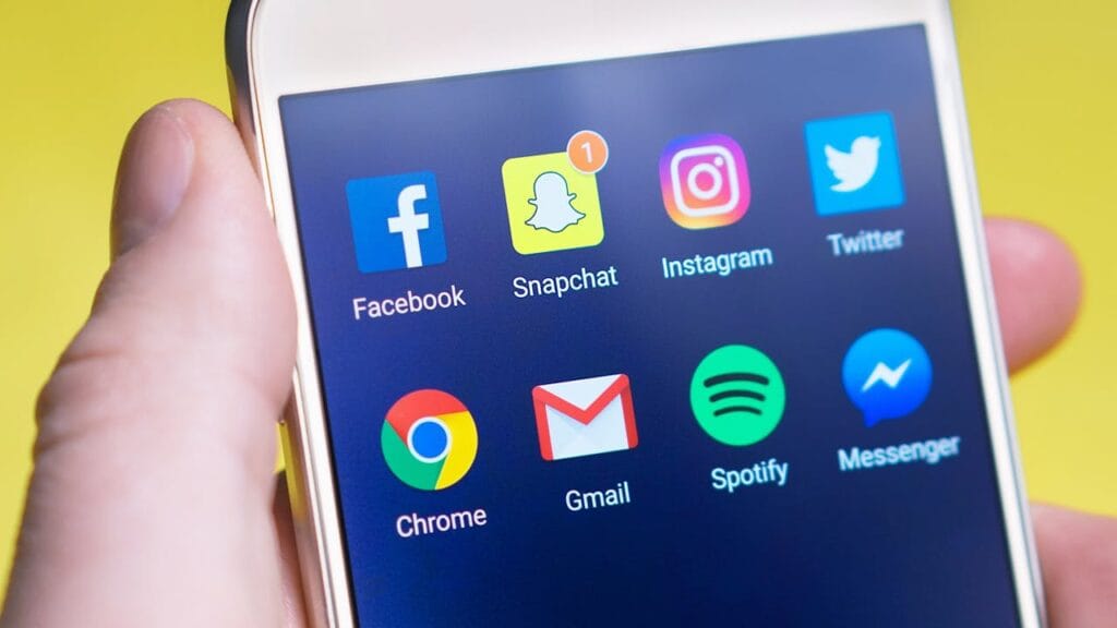 Daniel Canomanuel: "Todas las empresas deben definir una estrategia en redes sociales" Teléfono móvil con iconos de redes sociales como, facebook, snapchat, instagram. twitter, spotify