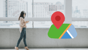 Geomarketing, mujer buscando un lugar en el mapa de su móvil