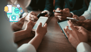 varias personas con teléfonos móviles en Aps: Posicionamiento ASO