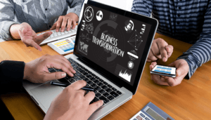 ¿Qué es la transformación digital en las empresas? Ordenador con información de Transformación Digital para los negocios