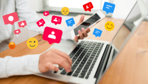 un ordenador y un teléfono móvil interactuando con muchos mensajes de Redes Sociales