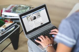 una persona gestionando en el ordenador redes sociales en Facebook