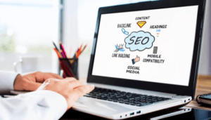 Un ordenador que muestra una imagen que dice : Posicionamiento SEO