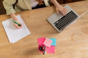 Cómo utilizar Instagram para empresas En un ordenador una mujer planifica una estrategia de marketing en redes sociales