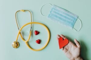 Marketing para empresas de salud Un estetoscopio, una mascarilla que representan la Salud y la medicina