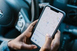 Posicionamiento local para clínicas y centros de salud teléfono móvil con localizaciones de Google maps