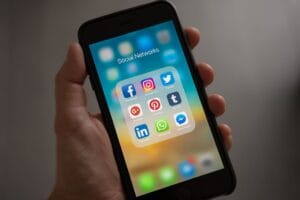 Posicionamiento local para clínicas y centros de salud Teléfono que muestra diferentes redes sociales en su pantalla