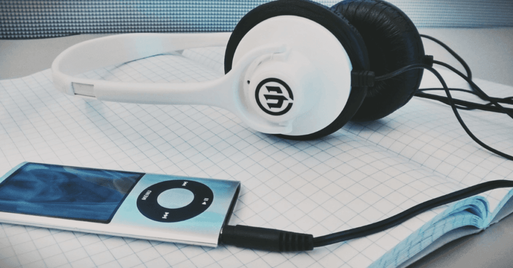 Un iPod y auriculares, podcast en marketing digital